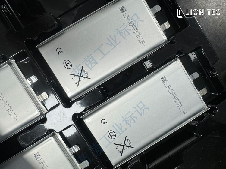 UV噴碼機替代小字符鋰電池應用 給客戶送樣，兩種效果對比